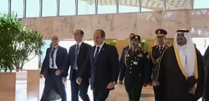 الرئيس السيسى يصل الرياض للمشاركة فى القمة العربية الإسلامية غير العادية
