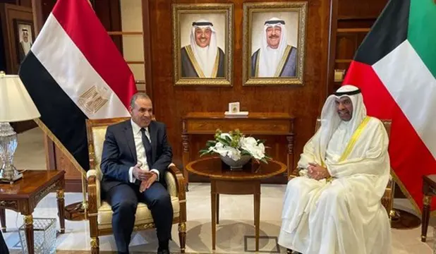 وزير الخارجية والهجرة يجتمع مع نظيره الكويتي