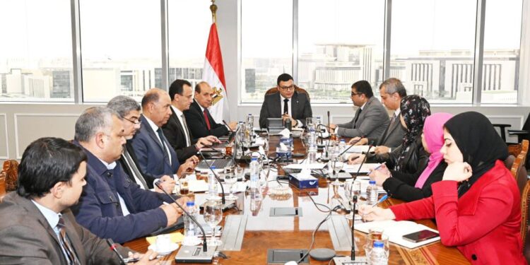 وزير الإسكان يتابع موقف مشروعات تطوير أرض مطار إمبابة.. ويوجه بتعظيم الاستفادة من الأراضى الاستثمارية