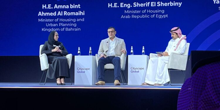 وزير الإسكان يشرح التجربة العمرانية المصرية.. ويعرض الفرص الاستثمارية المتاحة بمختلف أنواعها بالمدن الجديدة