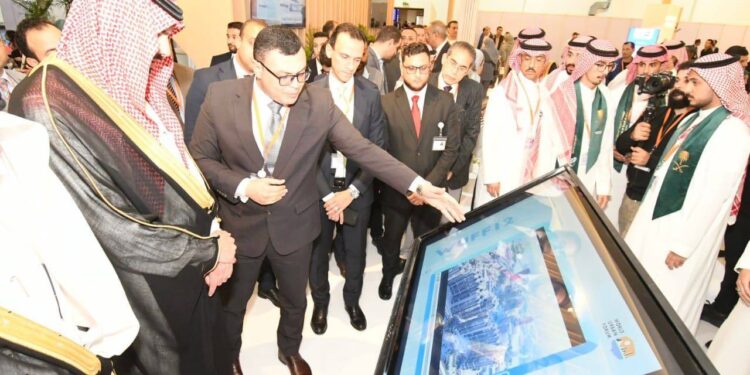 وزير الإسكان يصطحب أمين منطقة الرياض والوفد المرافق له فى جولة بالجناح المصري بالمنتدى الحضاري