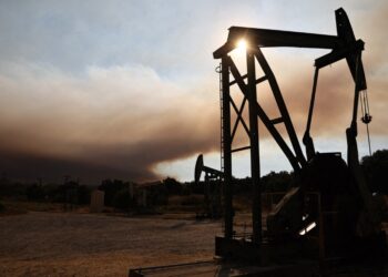 النفط يتراجع وسط ترقب لقرار أوبك+ بشأن الإمدادات