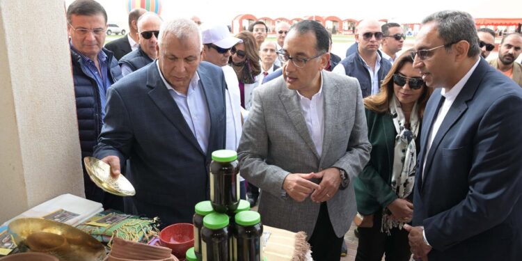 رئيس الوزراء يتفقد القرية التراثية بالخارجة ومعرض “أيادي مصر”