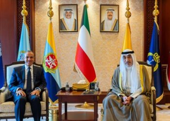 وزير الخارجية يجتمع مع رئيس الوزراء بالإنابة ووزير الداخلية ووزير الدفاع الكويتي