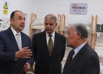 وزير قطاع الأعمال العام يتفقد فرع “عمر أفندي” بميدان روكسي بعد تطويره