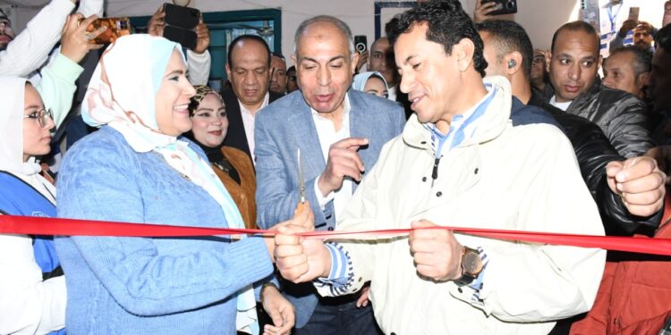 وزير الرياضة ومحافظ المنيا يتفقدان مركز شباب المدينة (أ) خلال زيارته التفقدية لمحافظة المنيا