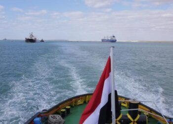 أسامة ربيع:نجاح التشغيل التجريبي لمشروع ازدواج قناة السويس في البحيرات المرة الصغرى بعبور سفينتين بالمجرى الجديد