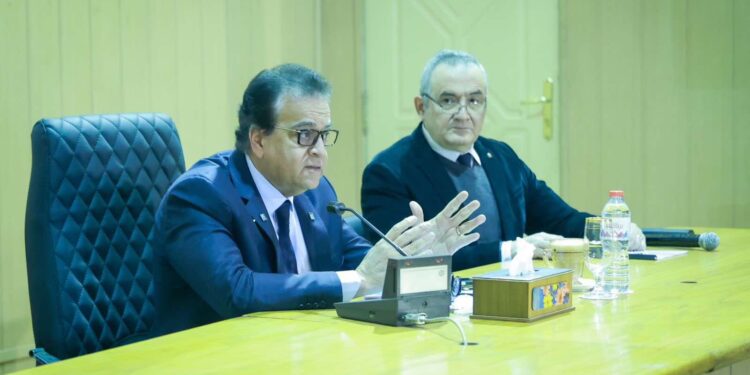 وزير الصحة يعقد اجتماعا مع الأطباء والفرق الطبية بمعاهد (التغذية والسكر والكبد)