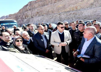 وزير الإسكان يتفقد مشروع ازدواج ورفع كفاءة طريق مطار سانت كاترين