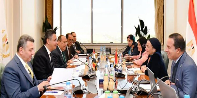 وزيرة البيئة : نسعى لتعزيز سبل استخدام ” وقود الباجاس”  كأحد مصادر الطاقة المتجددة بمصانع إنتاج السكر