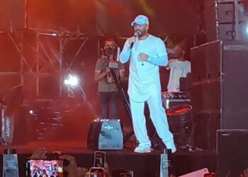 تامر حسني يشعل حفل غنائي على مسرح الأرينا بالكويت