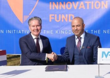 شركة IVP العراقية تجمع 2.7 مليون دولار لإطلاق المرحلة الثانية من صندوق Orange Corners وقّعت شركة Iraq Venture Partners أو (IVP) اتفاقية مع المملكة الهولندية لإطلاق المرحلة الثانية من صندوق Orange Corners للابتكار، بقيمة 2.6 مليون يورو (2.7 مليون دولار).  جرت مراسم التوقيع في السفارة الهولندية ببغداد يوم 10 ديسمبر 2024، بحضور القائم بالأعمال الهولندي هانس ساندي، ومسؤولين من الجانبين.  ويستهدف الصندوق في مرحلته الثانية تقديم حزمة متكاملة من الدعم لرواد الأعمال العراقيين، تشمل الخبرات التقنية، وإتاحة شبكات التواصل المهنية، إضافة إلى الدعم المالي المباشر.  وستتولى شركة Iraq Venture Partners إدارة المرحلة الثانية من المشروع، الذي يأتي استكمالًا لبرنامج Orange Corners الذي تديره شركة كابيتا، في إطار جهود هولندا لدعم منظومة ريادة الأعمال في العراق.  وأكّد بسام فلاح، الشريك العام في Iraq Venture Partners، أن الشراكة الجديدة تعكس التزام الشركة بتعزيز الاستثمارات في الشركات الناشئة العراقية وتطوير بيئة الأعمال المحلية.  من جهته، أشار مجاهد الويسي، الرئيس التنفيذي لشركة كابيتا، إلى أن شركته ستواصل التعاون مع Iraq Venture Partners من خلال شبكة المستثمرين الملائكيين العراقيين لتسهيل الاستثمارات ودعم الشركات الناشئة.