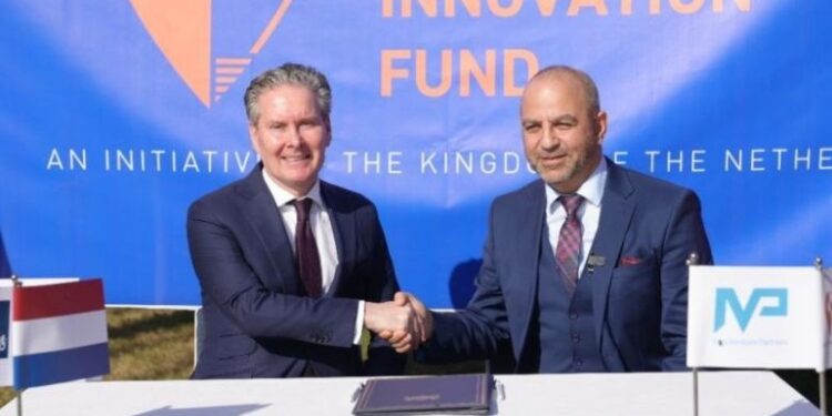 شركة IVP العراقية تجمع 2.7 مليون دولار لإطلاق المرحلة الثانية من صندوق Orange Corners وقّعت شركة Iraq Venture Partners أو (IVP) اتفاقية مع المملكة الهولندية لإطلاق المرحلة الثانية من صندوق Orange Corners للابتكار، بقيمة 2.6 مليون يورو (2.7 مليون دولار).  جرت مراسم التوقيع في السفارة الهولندية ببغداد يوم 10 ديسمبر 2024، بحضور القائم بالأعمال الهولندي هانس ساندي، ومسؤولين من الجانبين.  ويستهدف الصندوق في مرحلته الثانية تقديم حزمة متكاملة من الدعم لرواد الأعمال العراقيين، تشمل الخبرات التقنية، وإتاحة شبكات التواصل المهنية، إضافة إلى الدعم المالي المباشر.  وستتولى شركة Iraq Venture Partners إدارة المرحلة الثانية من المشروع، الذي يأتي استكمالًا لبرنامج Orange Corners الذي تديره شركة كابيتا، في إطار جهود هولندا لدعم منظومة ريادة الأعمال في العراق.  وأكّد بسام فلاح، الشريك العام في Iraq Venture Partners، أن الشراكة الجديدة تعكس التزام الشركة بتعزيز الاستثمارات في الشركات الناشئة العراقية وتطوير بيئة الأعمال المحلية.  من جهته، أشار مجاهد الويسي، الرئيس التنفيذي لشركة كابيتا، إلى أن شركته ستواصل التعاون مع Iraq Venture Partners من خلال شبكة المستثمرين الملائكيين العراقيين لتسهيل الاستثمارات ودعم الشركات الناشئة.