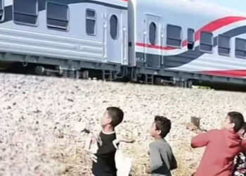 النقل تواصل مناشدتها  للمواطنين بالمشاركة معها فى التوعية من مخاطر ظاهرة رشق الاطفال للقطارات بالحجارة