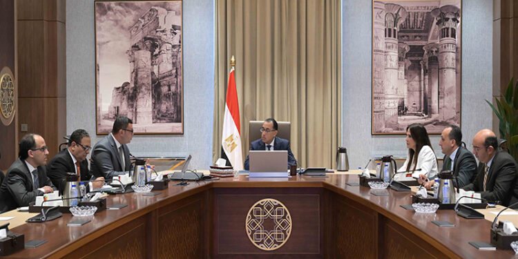 رئيس الوزراء يتابع مع وزير الإسكان الموقف التنفيذي لعددٍ من المشروعات