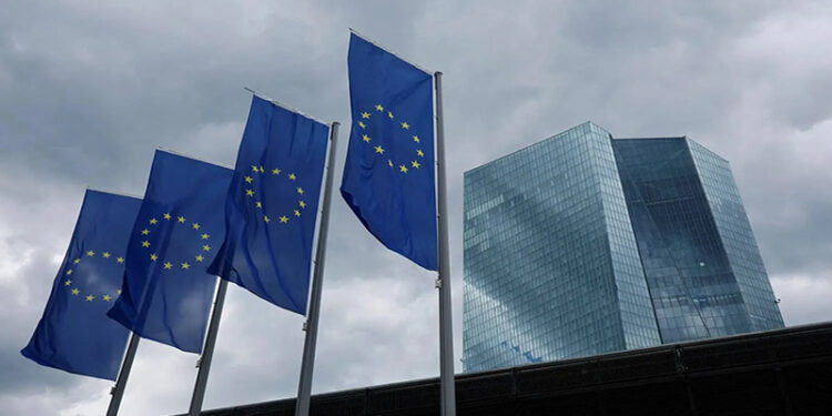 تقارير: البنك المركزي الأوروبي يرحب بضعف اليورو