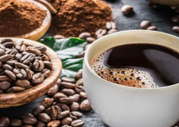 دراسة : تناول القهوة والشاي يحميك من مرض خطير