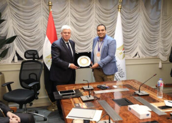 وزير التعليم العالي يكرم المهندس مصطفى السيد لحصوله على الميدالية البرونزية