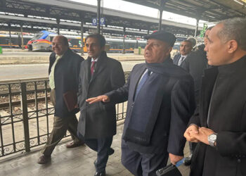 كامل الوزير يتفقد عدد من محطات شبكة القطارات السريعة في ايطاليا ويستقل القطار السريع