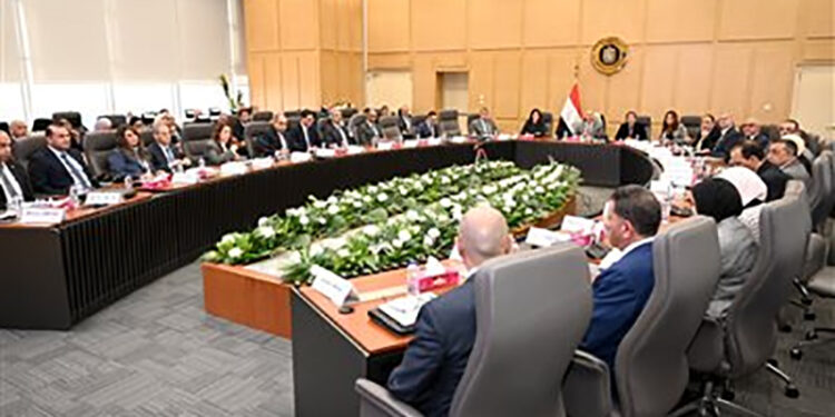 إقامة مدينة متكاملة لتصنيع إطارات السيارات وخطة لتطوير مصنع الألومنيوم