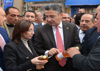 وزير التموين ومحافظ البحيرة يفتتحان سوق اليوم الواحد بمركز دمنهور