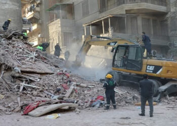 الحماية المدنية تواصل البحث عن مفقودين أسفل عقار العباسية المنهار