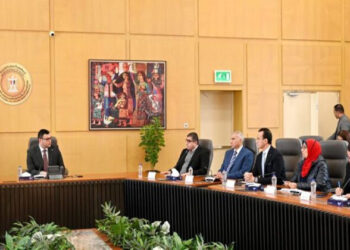 وزير الإسكان يعقد اجتماعاً موسعاً لمتابعة الموقف التنفيذى لمشروع “حديقة تلال الفسطاط”