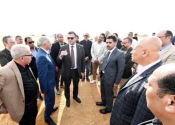 وزير الإسكان يتفقد موقف تنفيذ أعمال الطرق والمرافق بالأراضى المضافة لمدينة العبور الجديدة