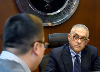 أكبر منتج للأقمشة المصبوغة والقمصان في العالم يبحث إنشاء مصنع في مصر