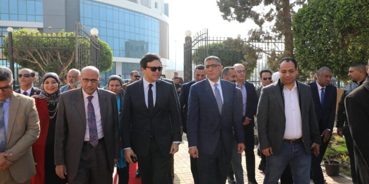 وزير الثقافة ومحافظ الجيزة يفتتحان “قصر الإبداع الفني” بـ 6 أكتوبر