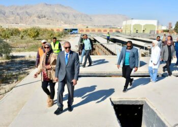 مسئولو” الإسكان” يتفقدون مشروعات المرافق والبنية التحتية الجاري تنفيذها بمدينة السويس الجديدة