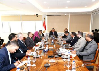 وزير الإسكان يتابع سير العمل بقطاع الشئون المالية والإدارية والموارد البشرية بهيئة المجتمعات العمرانية الجديدة