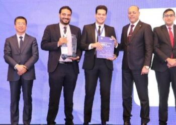 وزير العمل يُسلم عقود عمل.. ويُكرم الـ20 شركة الأعلى توظيفًا