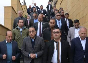 رئيس الوزراء يتفقد مشروع “أرابيسك” بسور مجرى العيون ويُسلم عقود عددٍ من الوحدات للمُستفيدين