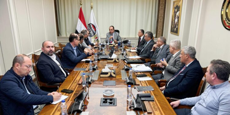وزير قطاع الأعمال العام يلتقي وفدا من شركة “IGSAS” التركية لبحث التعاون في صناعة الأسمدة