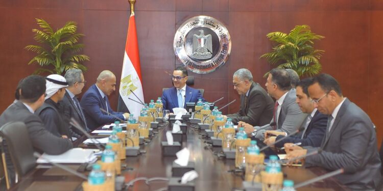 وزير الاستثمار يلتقي وفد شركة سيزار باك المتخصصة في الصناعات الورقية لاستعرض تطورات مشروع الشركة في مصر لإعادة التدوير