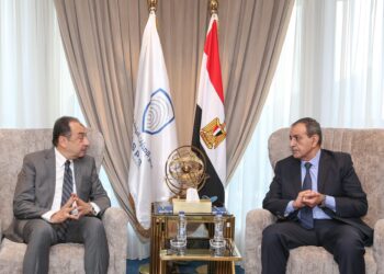 وزير قطاع الأعمال يزور مجمع الإصدارات المؤمنة والذكية ويلتقي رئيسه التنفيذي لبحث تعزيز التعاون المشترك