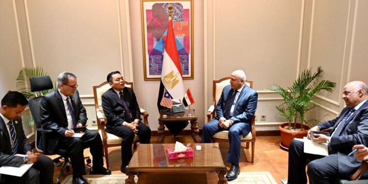 وزير النقل يستقبل سفير دولة ماليزيا لبحث سبل تعزيز التعاون بين البلدين في مجال الصناعة