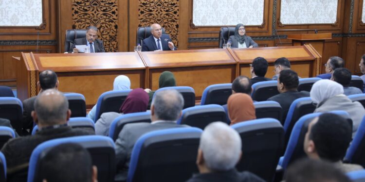 وزير الصناعة والنقل يبحث مع محافظ ومستثمري الشرقية الموقف التنفيذي و تحديات المناطق الصناعية بالمحافظة وسبل حلها