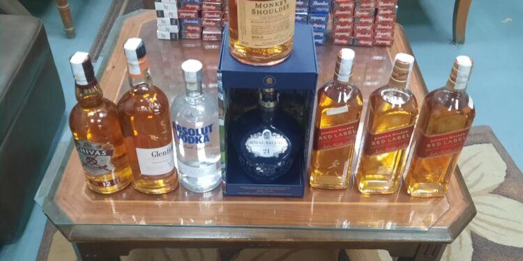 ضبط كمية من الخمور والسجائر أجنبية الصنع المهربة غير خالصة الضرائب والرسوم