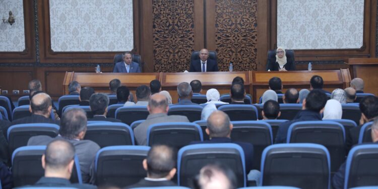 وزير الصناعة والنقل يبحث مع محافظ ومستثمري بورسعيد تحديات المناطق الصناعية