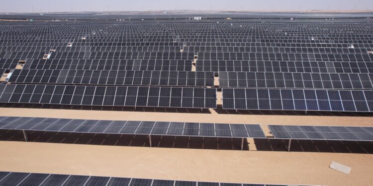 شمس أسوان تضيف للشبكة الكهربائية 560 ميجا وات من محطة أبيدوس الشمسية