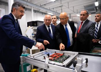 وزير الصناعة والنقل يتفقد  مصنع شركة ميرمك الإيطالية