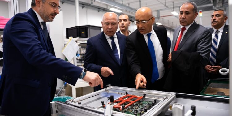 وزير الصناعة والنقل يتفقد  مصنع شركة ميرمك الإيطالية