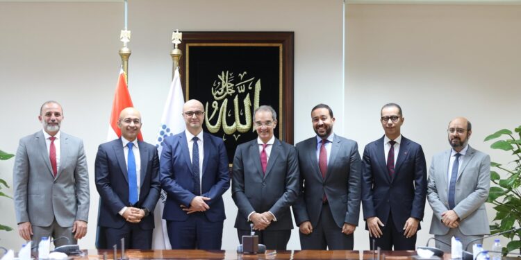 وزير الاتصالات يشهد مراسم توقيع شركات المحمول على آليات جزاءات الجودة