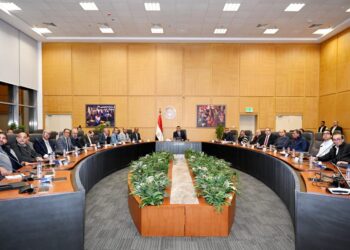 وزير الإسكان يعقد اجتماعاً موسعاً بمقر الوزارة مع شركات المقاولات العاملة بمشروع تطوير موقع التجلى الأعظم