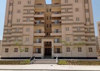 جهاز مدينة ١٥ مايو يُكثف أعمال الكهرباء وتنسيق الموقع بمواقع المبادرة الرئاسية “سكن لكل المصريين”