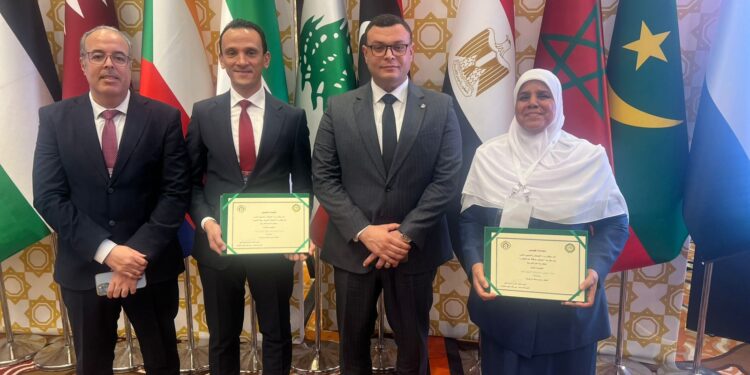 وزير الإسكان يتسلم جائزة فوز مصر عن مشروع “روضة السيدة” كأفضل المشروعات السكنية المُنَفذَة