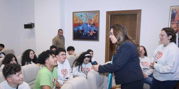 وزيرة التنمية المحلية تستقبل وفداً من طلاب مدرسة “فيلوباتير” المصرية بكندا