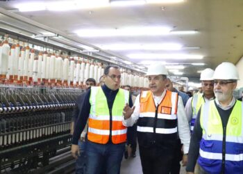 وزير قطاع الأعمال يتفقد مصانع شركة “مصر شبين الكوم للغزل والنسيج” بالمنوفية